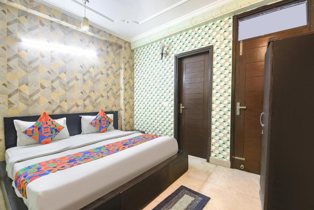 Ένα ή περισσότερα κρεβάτια σε δωμάτιο στο FabHotel Chaudhary Palace