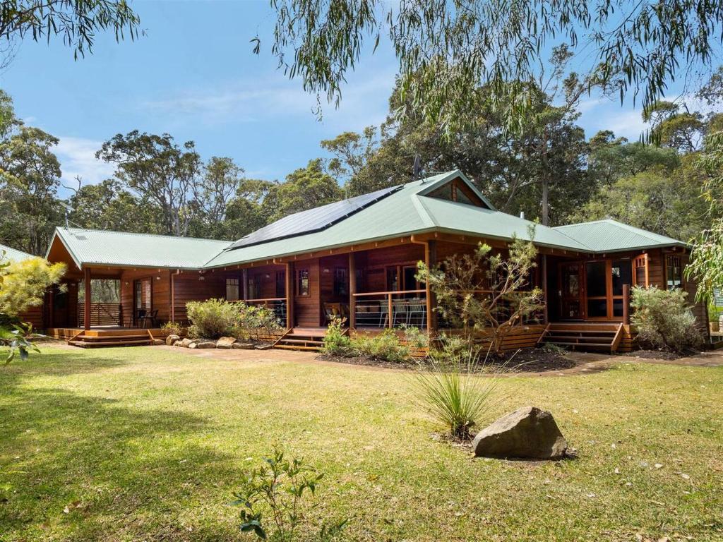 ein Haus mit einem grünen Dach und einem Hof in der Unterkunft Woodland Retreat - Nature Lovers' Ultimate Escape in Margaret River Town