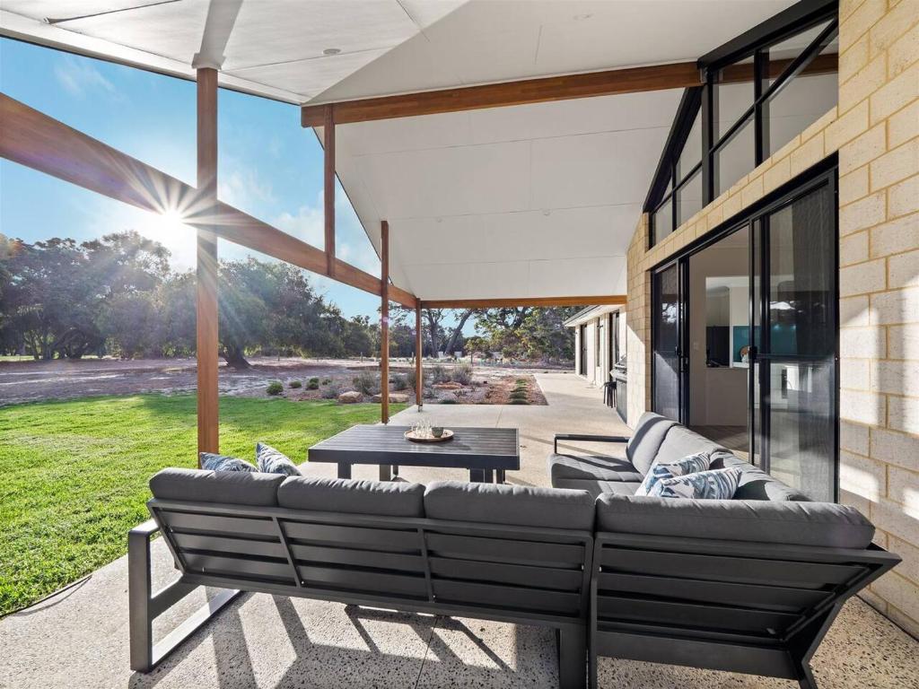 Et opholdsområde på Turf and Surf - Secluded Haven between Beach & Town