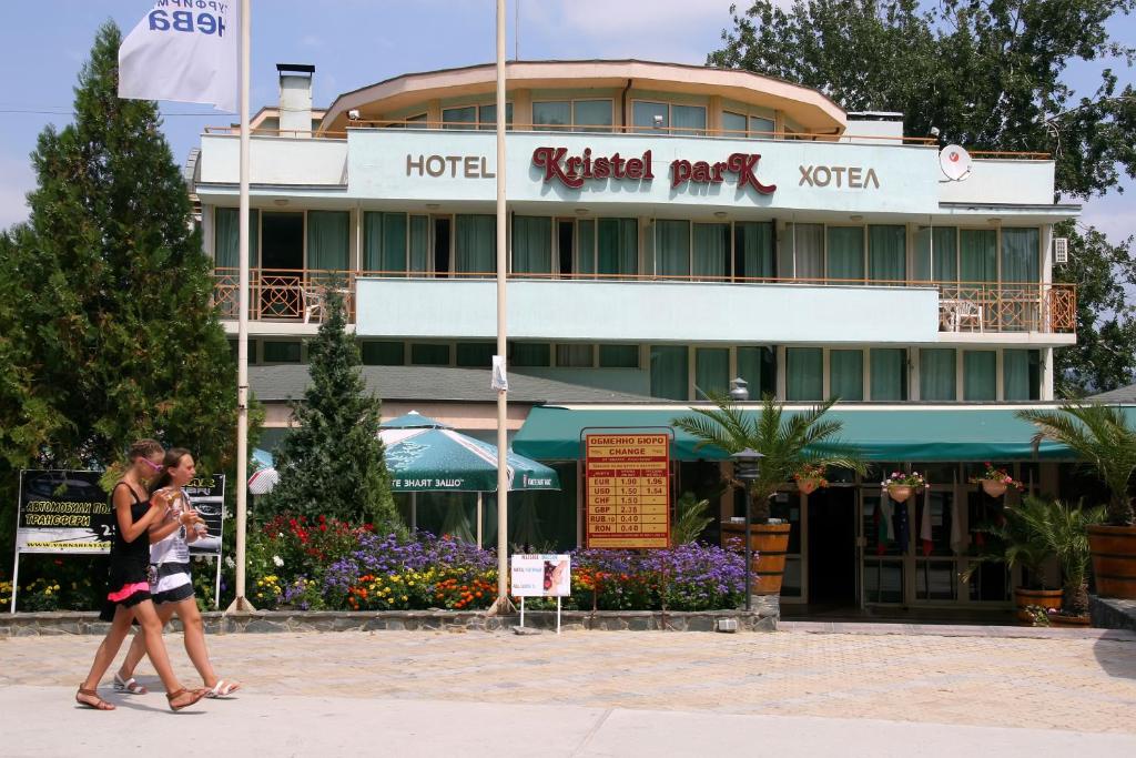 クラネヴォにあるHotel Kristel Park - All Inclusive Lightのホテル前の通りを2人歩く