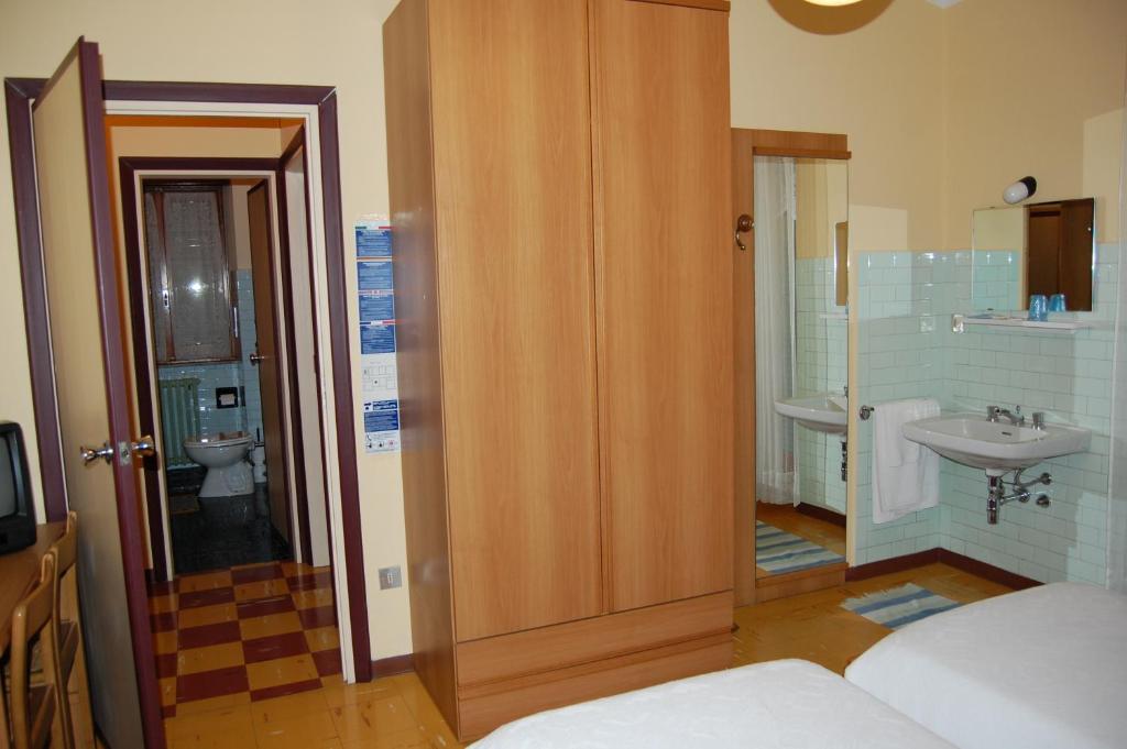 Un baño de Albergo Motel Dosdè B&B