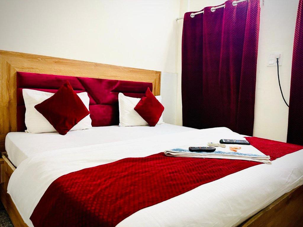 Postel nebo postele na pokoji v ubytování HOTEL RAJ - Near Railway station Haridwar