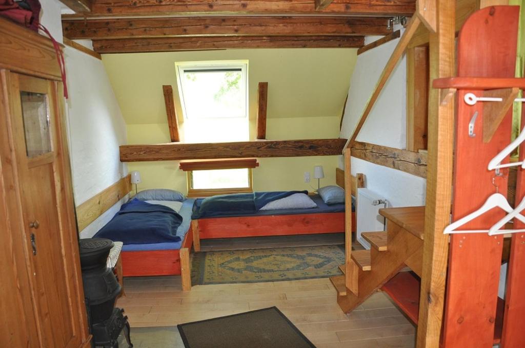 PolleにあるForsthaus Wilmeröderbergのベッド2台と窓が備わる小さな客室です。