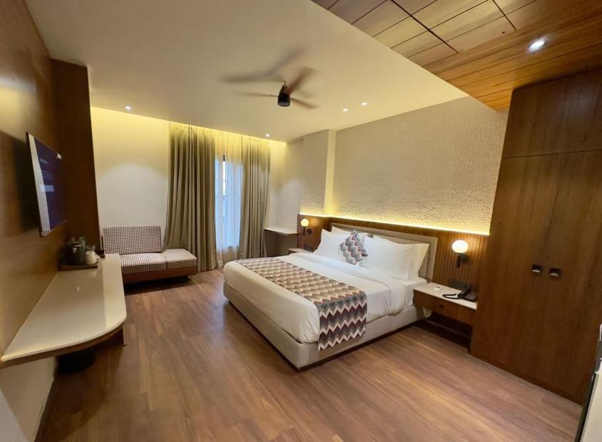 Giường trong phòng chung tại Shanti Sarovar Haridwar