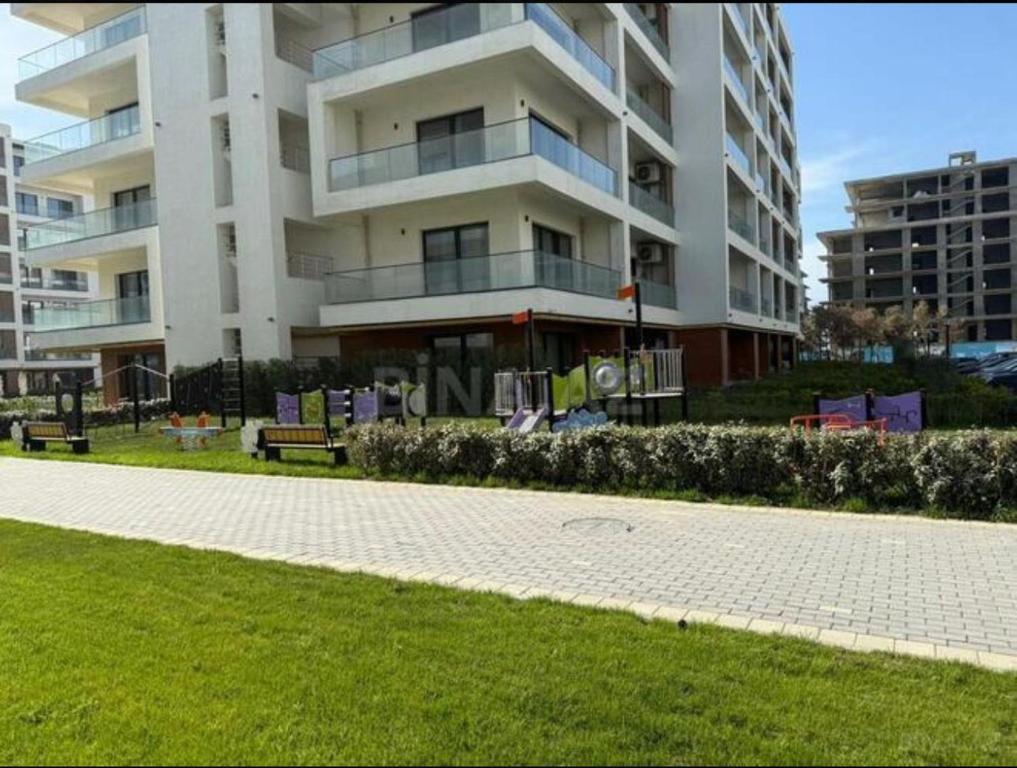 un grande condominio con un parco di fronte di Sea breeze a Nardaran
