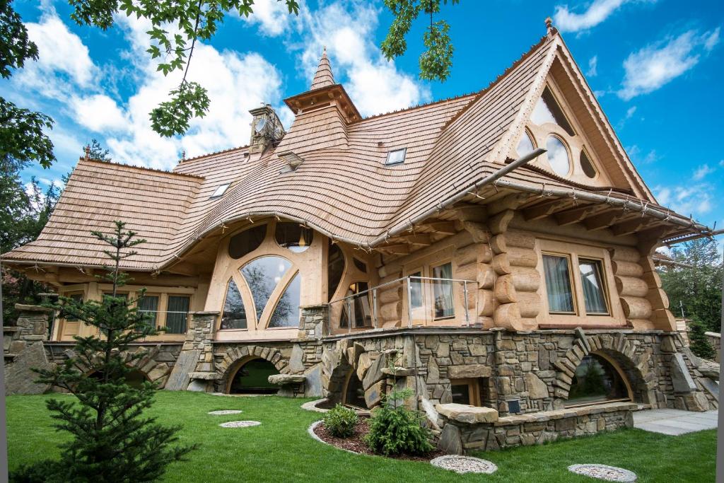a log home with a shingled roof at Villa Belweder in Zakopane