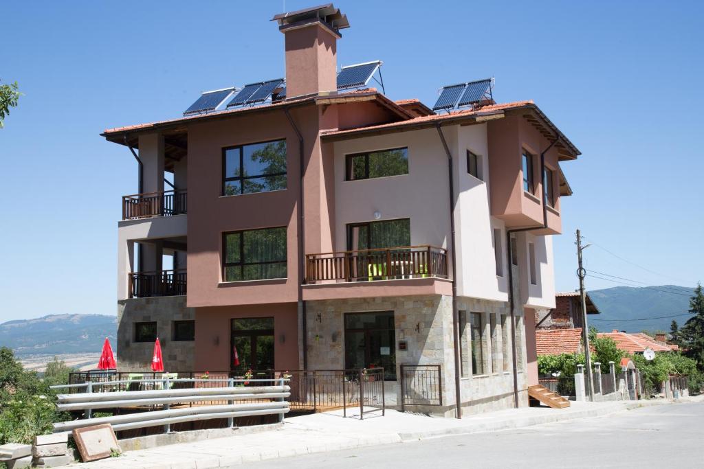 ein Gebäude mit Sonnenkollektoren darüber in der Unterkunft Sveti Nikola Family Hotel Sapareva Banya in Saparewa Banja