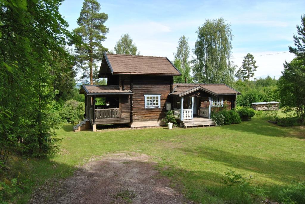uma cabana de madeira com um alpendre e um quintal em Orsastuguthyrning - Stenberg em Orsa