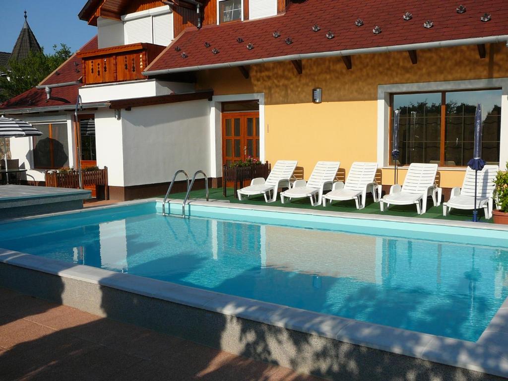Bazén v ubytování Ciklámen apartman nebo v jeho okolí