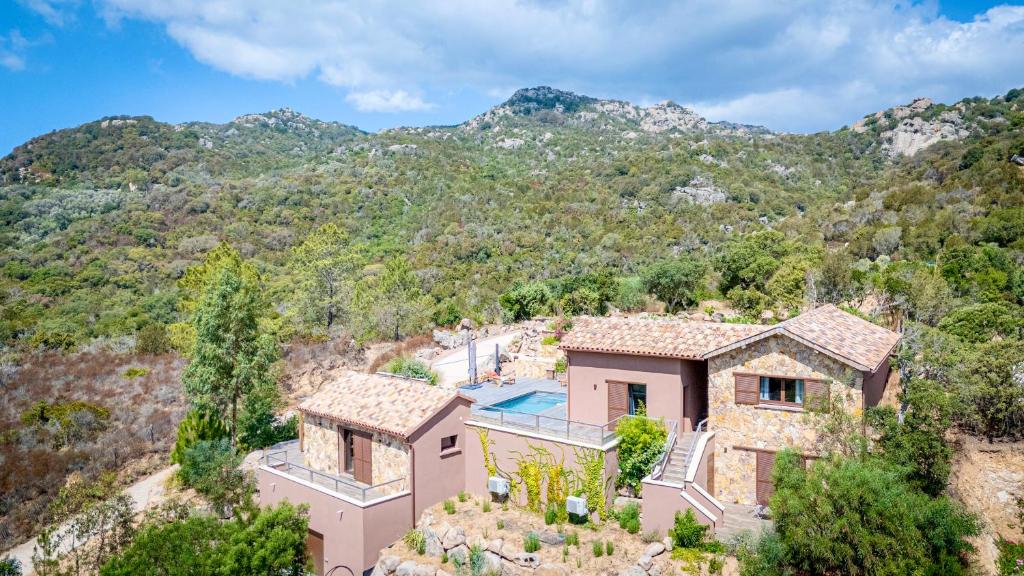 una vista aérea de una casa en las montañas en A l'Orée du Maquis Villa 6 personnes, en Bonifacio