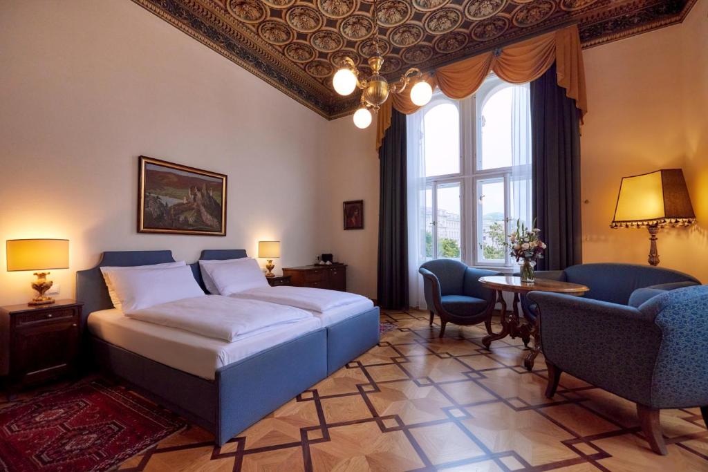 Un pat sau paturi într-o cameră la Hotel Regina