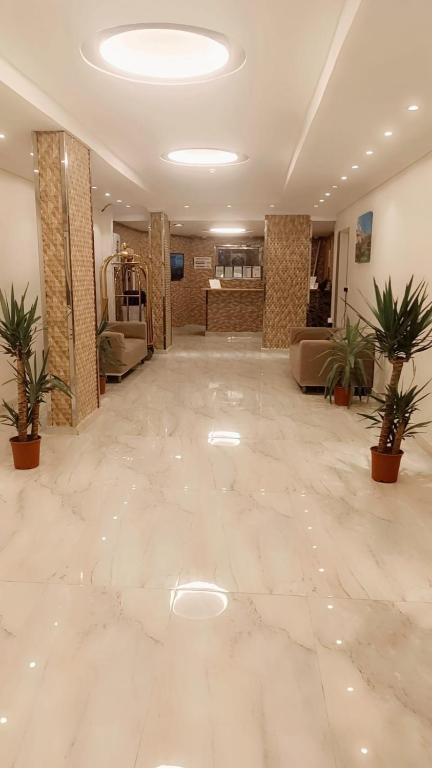 a large living room with a large marble floor at شقق ريف نماص للوحدات السكنية in Al Namas