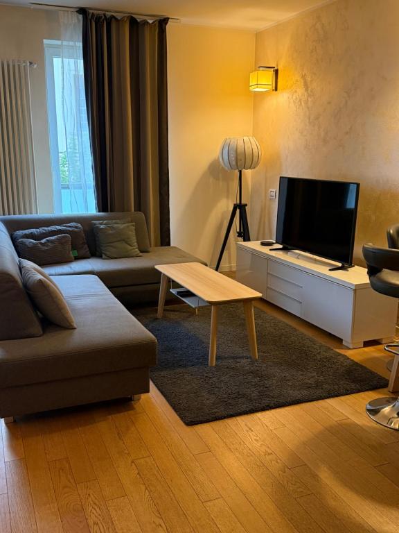 Μια τηλεόραση ή/και κέντρο ψυχαγωγίας στο Apartment L'Atelier Parisien & Breakfast