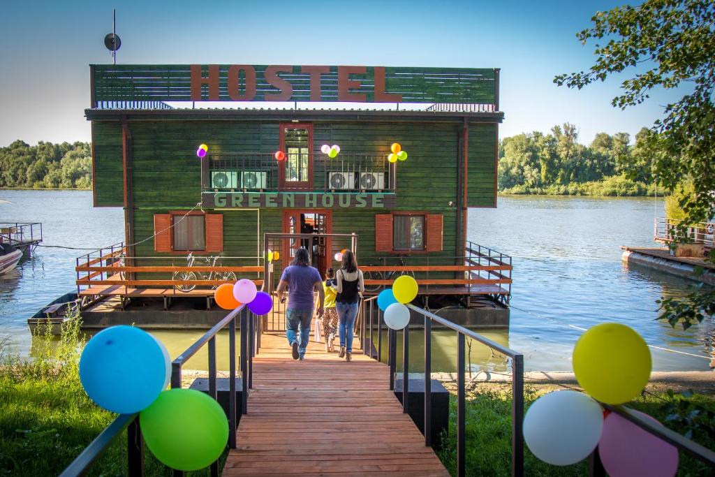 Výhled na řeku, která protéká v blízkosti hostelu