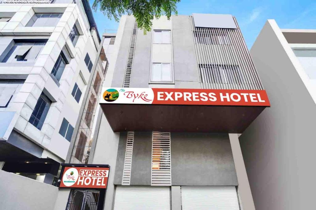 Un edificio con un cartel de hotel exprés. en The Byke Express - Near Gopur Square, en Indore