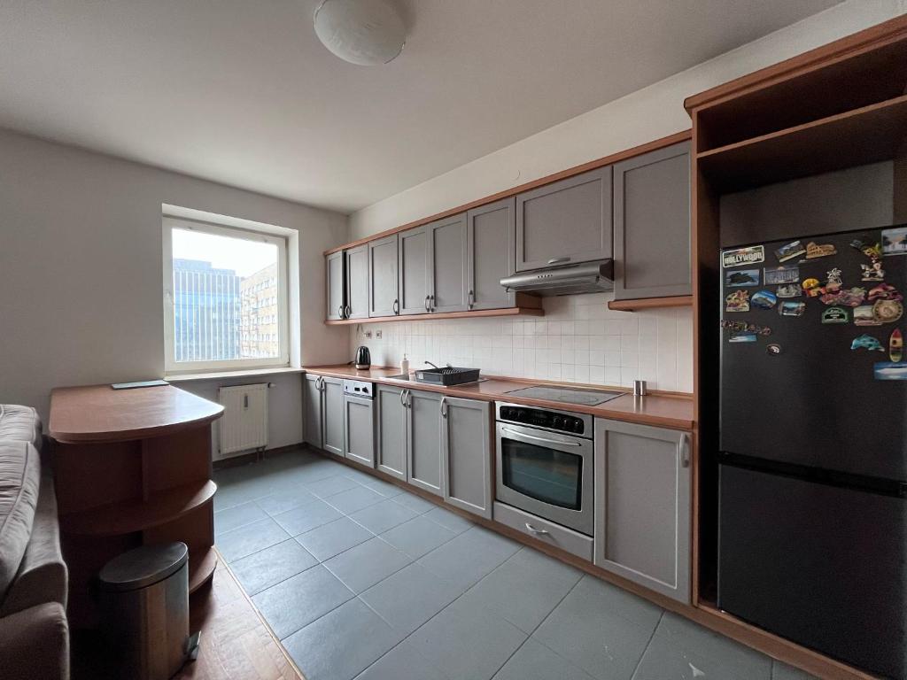 Кухня или мини-кухня в Rooms in WOLA near Rondo ONZ i Daszyńskiego
