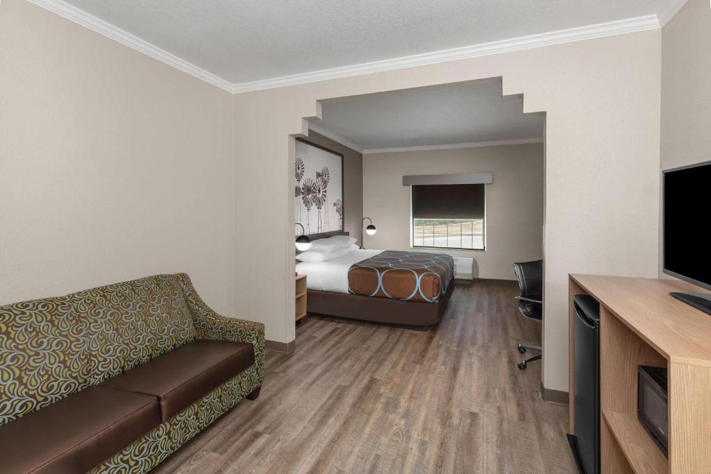 Super 8 by Wyndham San Antonio/Alamodome Area - Suite Con Cama Extragrande - No Fumadores