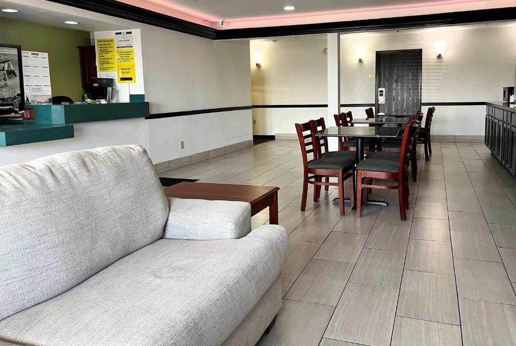 Super 8 by Wyndham Madison IN photo