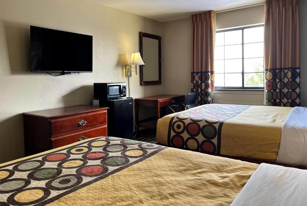 Super 8 by Wyndham Madison IN photo