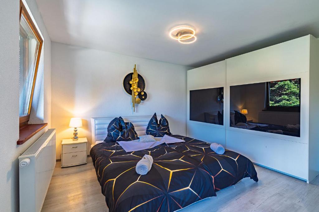 a bedroom with a large bed with blue pillows at Ruhig gelegenes Reihenhaus Nähe Europapark & Messe, Haustiere kostenlos für Familien und Geschäftsreisende, Rechnung auf Anfrage möglich in Offenburg