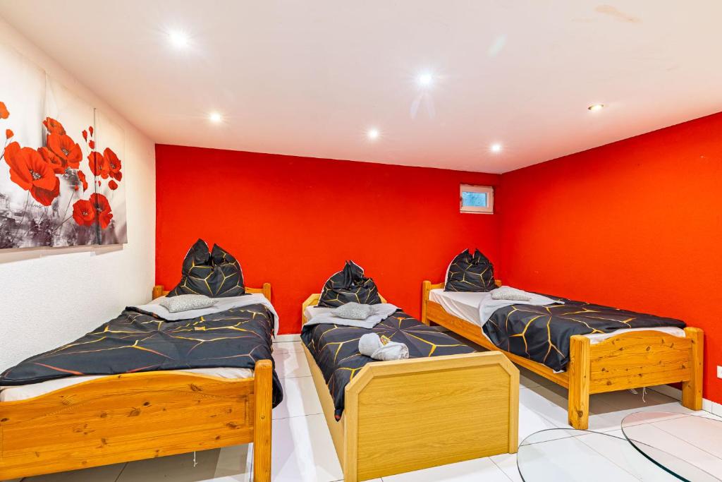 Postel nebo postele na pokoji v ubytování Ruhig gelegenes Reihenhaus Nähe Europapark & Messe, Haustiere kostenlos für Familien und Geschäftsreisende, Rechnung auf Anfrage möglich