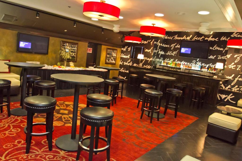 Lounge nebo bar v ubytování Carson Valley Motor Lodge and Suites
