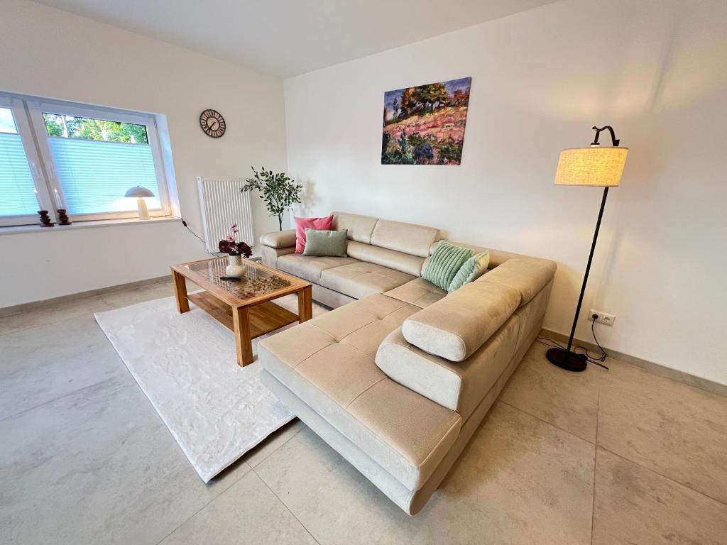 a living room with a couch and a table at W&D Living-Kunstvoll-Gespannparkplatz & Terrasse in Celle