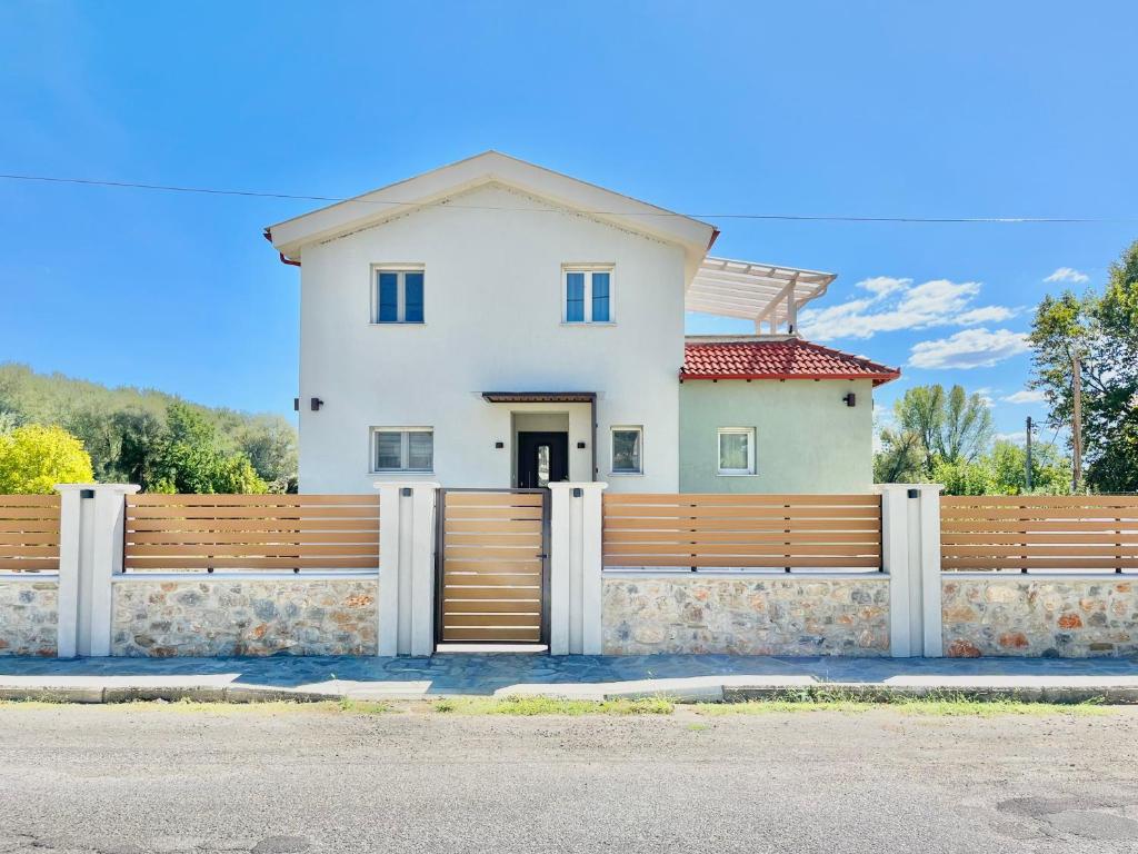 カストリアにあるΠράσινο σπιτάκιの木塀白家