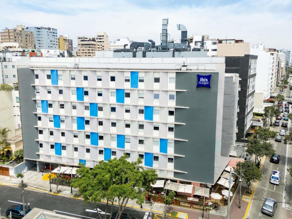 una vista aérea de un edificio con ventanas azules en ibis budget Lima Miraflores, en Lima