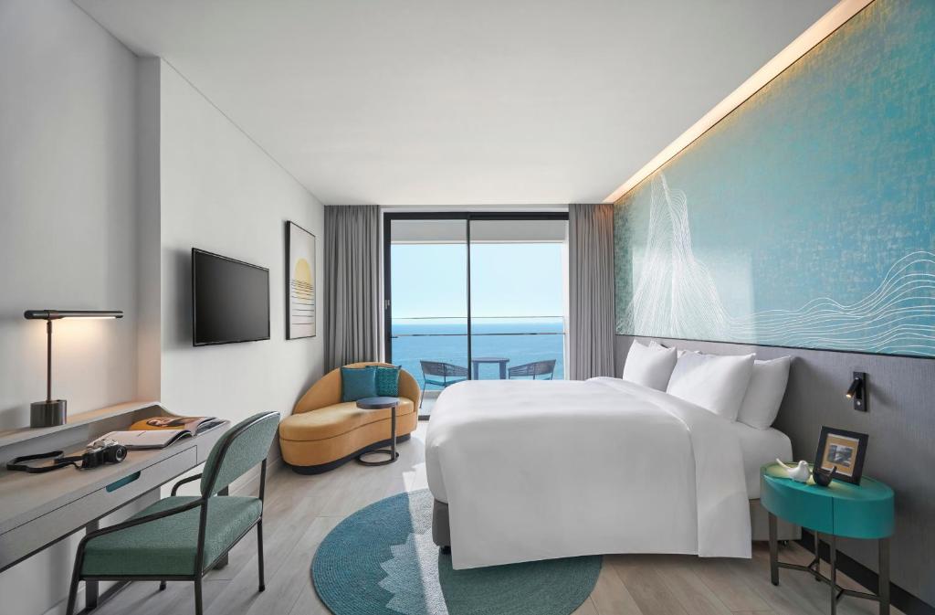 Deluxe King Room with Sea View and Balcony