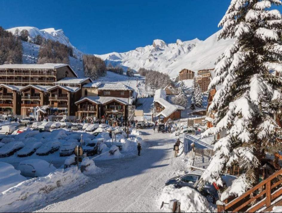 ラ・フーにあるStudio avec grande terrasse 4 personnes centre station la Foux d'Allosの雪山のリゾート
