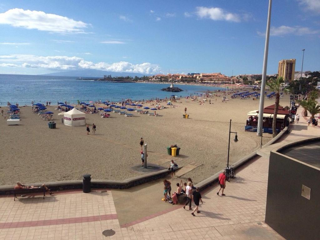 a group of people on a beach near the water at Situación perfecta en Los Cristianos in Los Cristianos