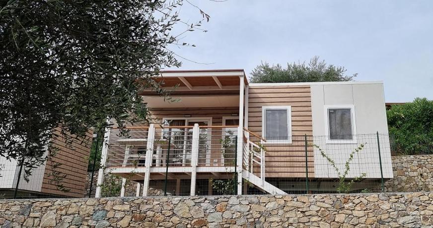 Bygningen som campingpladsen ligger i