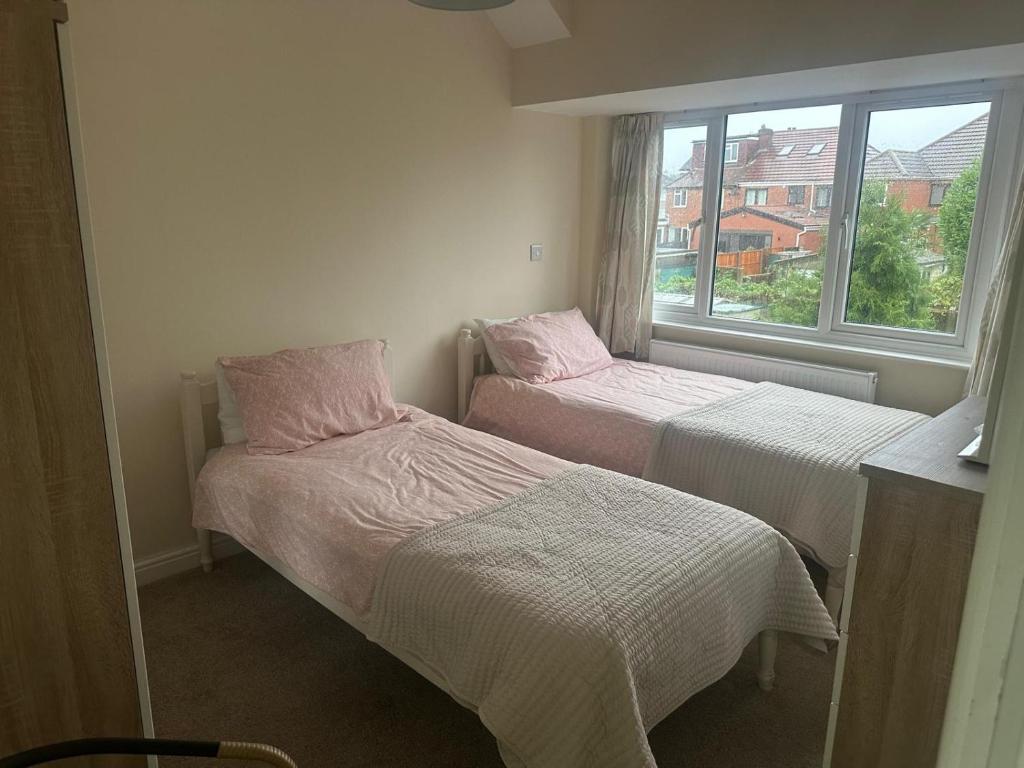 Ένα ή περισσότερα κρεβάτια σε δωμάτιο στο Solihull home