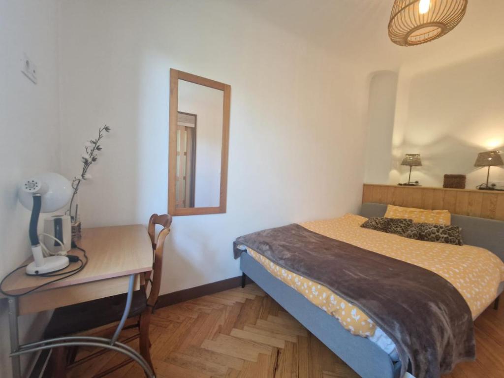 Katil atau katil-katil dalam bilik di Chambre 1 Bois - WIFI - Proche gare