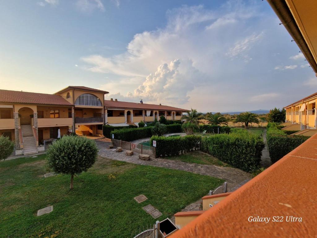 a view of the courtyard of a building at Casa Martina in Casa Botrona