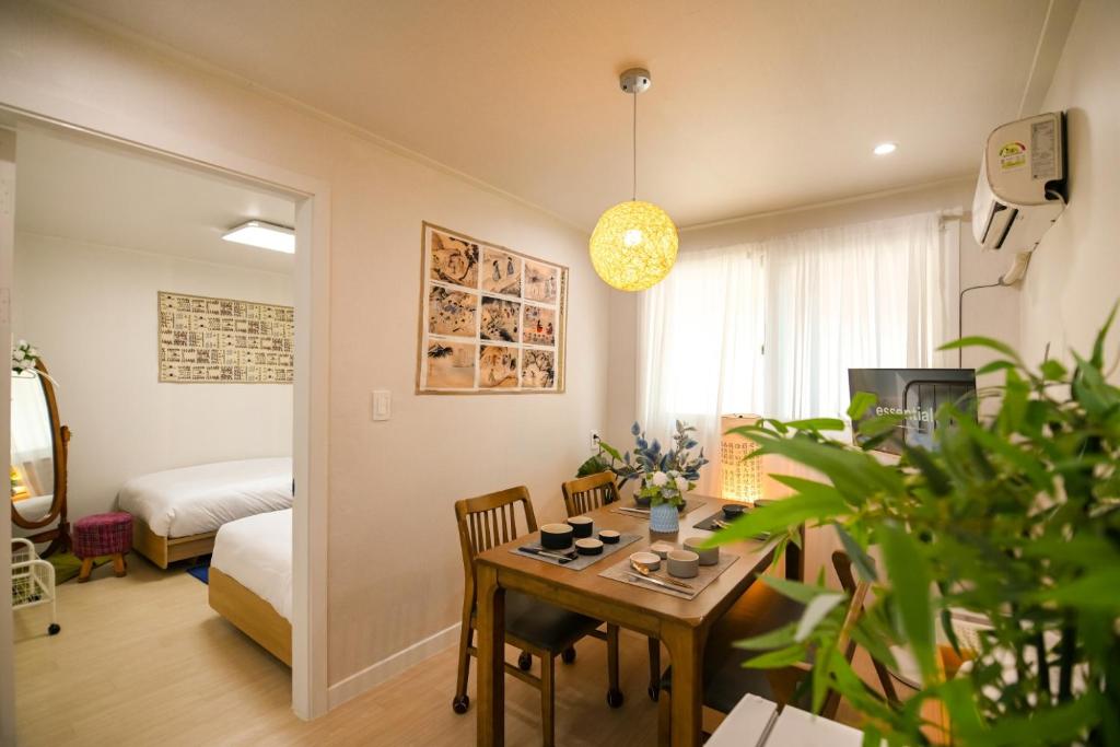 a living room with a table and a bedroom at wonjong stay 101 김포공항 in Pakkosi