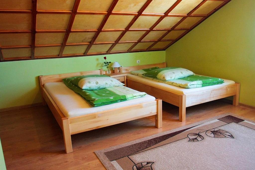 Posteľ alebo postele v izbe v ubytovaní Kwatera Pod Lasem