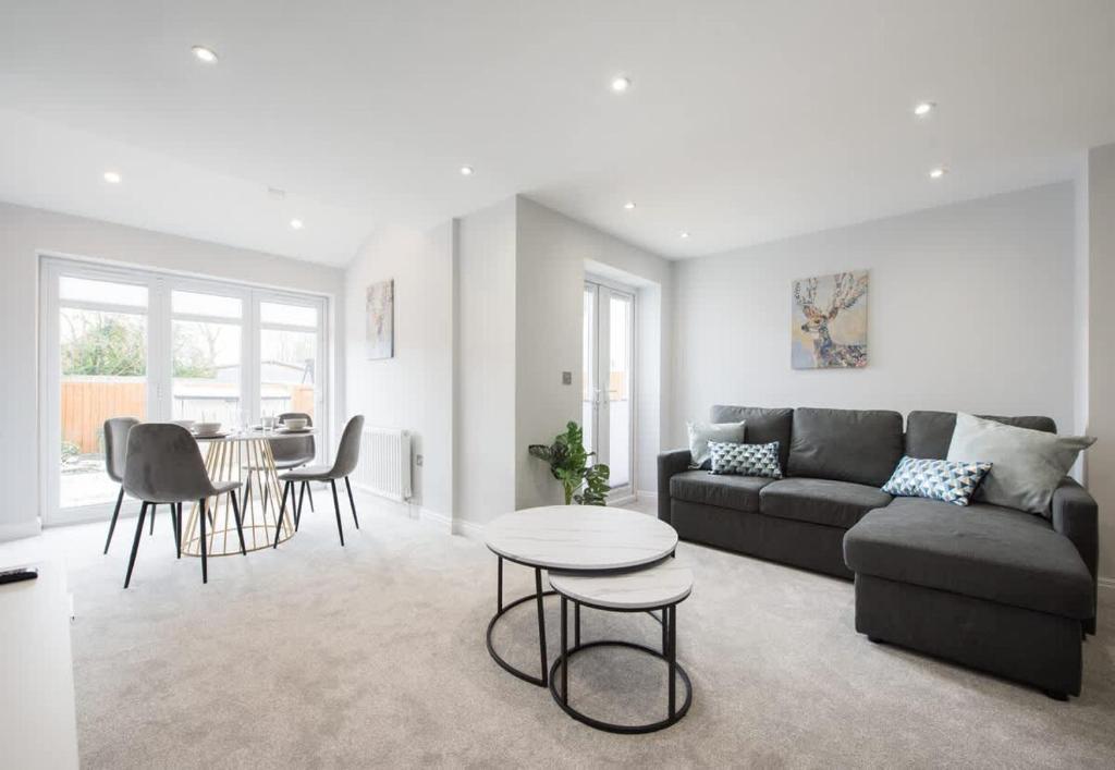 ein Wohnzimmer mit Sofa und Tisch in der Unterkunft Parking Space, Doors onto Garden-Pet Friendly in Romford