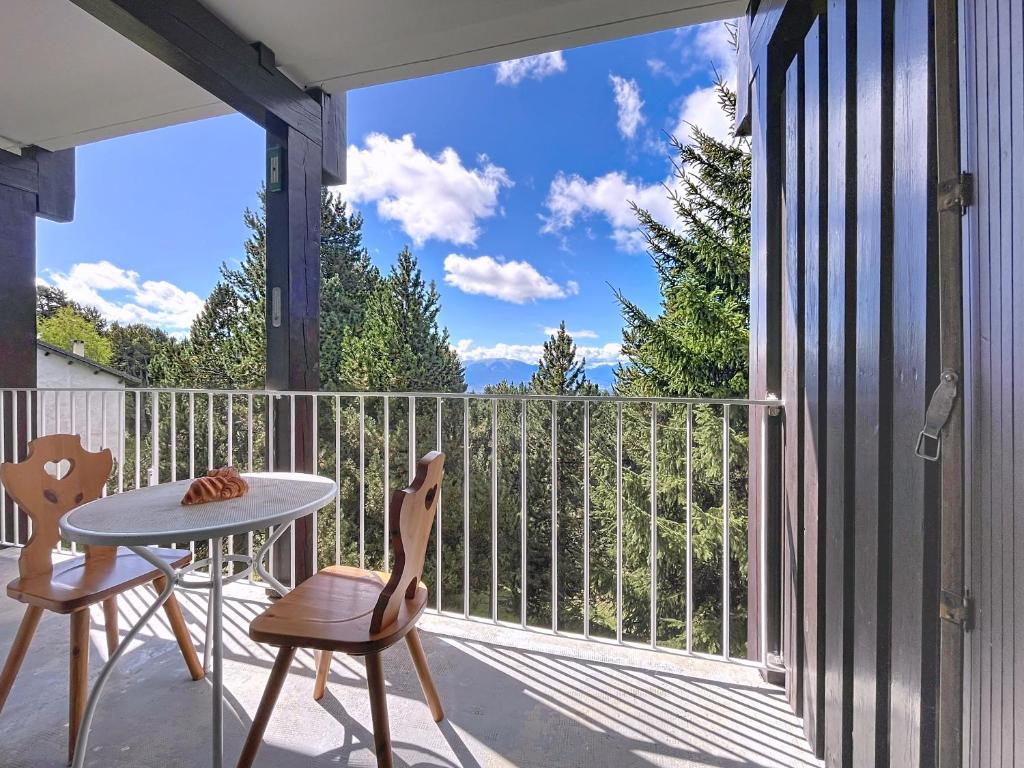 a patio with a table and chairs on a balcony at Le Sciurus - Studio avec terrasse - Parking in Font Romeu Odeillo Via