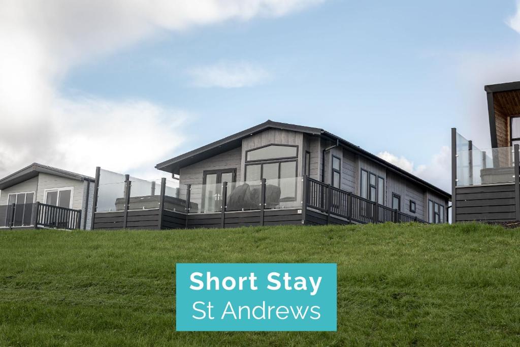 une maison sur une colline avec les mots short stay st advisors dans l'établissement Lodge No 145 - Stewarts Resort Cameron, à Cameron