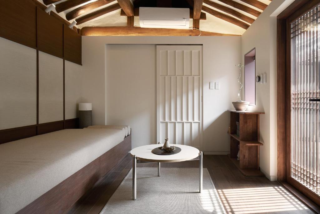 Camera con letto e tavolo di Luxury Hanok Stay Elegance a Seul