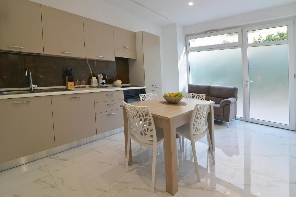 Η κουζίνα ή μικρή κουζίνα στο Central Apartment