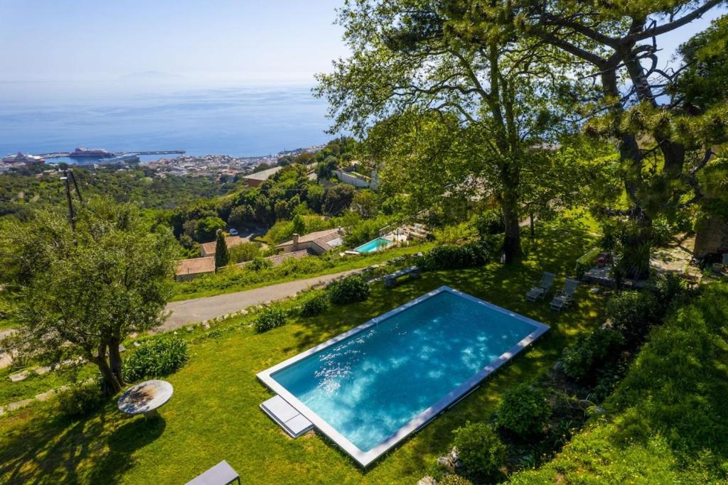 una vista dall'alto di una piscina in un cortile di Villa A Ventosa a Bastia