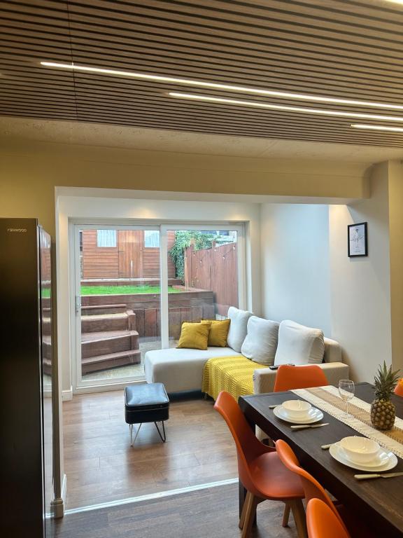 a living room with a couch and a table at Free Parking 11 Guests Family&Contractors Bedford in Bedford