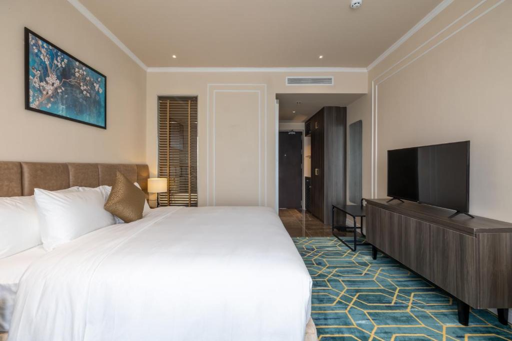 Package Deluxe Room with transfer to Phu Bai - Hue airport (1 way - 4 seats car)