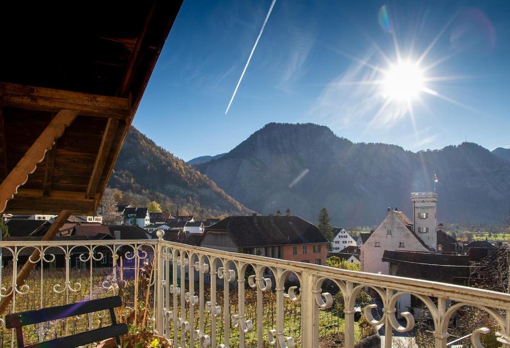 - un balcon offrant une vue sur une ville avec des montagnes dans l'établissement Fromm's Guesthouse, à Malans