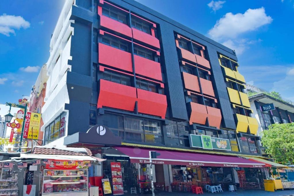 Gua SaiにあるPollodium Hotel China town KLの店が並ぶ通りにあるカラフルな建物