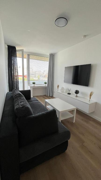 Μια τηλεόραση ή/και κέντρο ψυχαγωγίας στο Zentrales Apartment in Düsseldorf mit Balkon
