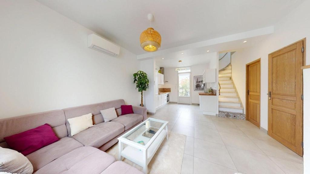 a living room with a couch and a table at Maison moderne au calme,coeur de ville-3 chambres 2 sdb in Sens